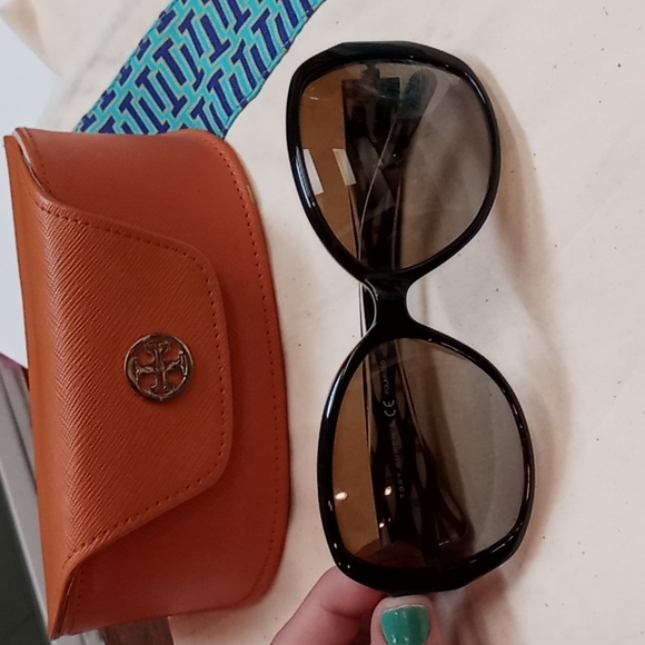 🍊 Tory Burch Black & Rose-Gold Polarized Sunglasses Pre-owned - Picture 16 of 16